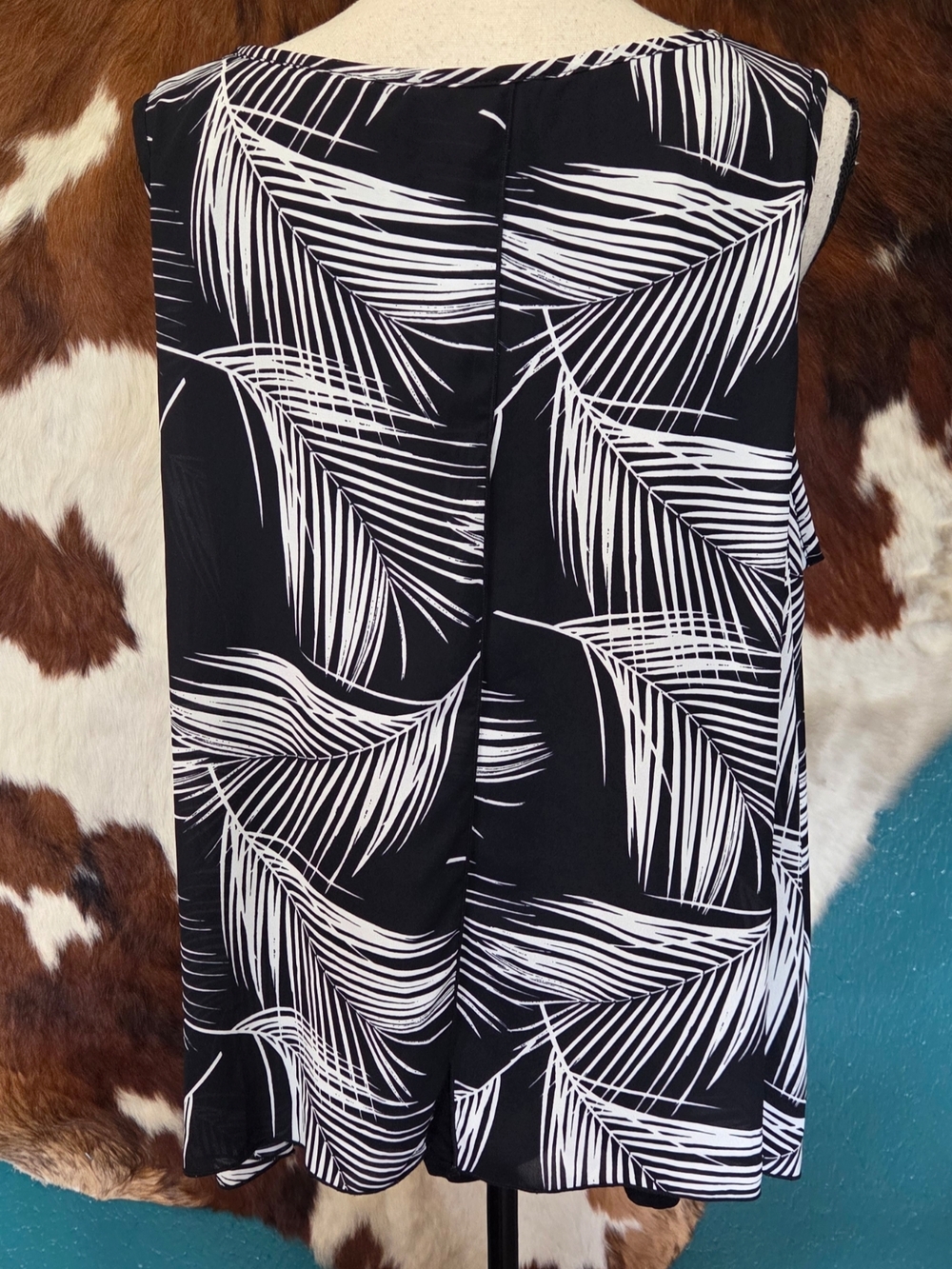 Karen Kane Black and White Palm-Print Sleeveless Tank - Picture 4 of 6